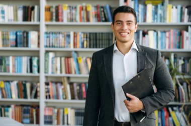 Resmi olarak şık giyinmiş ve doğrudan kameraya bakan yakışıklı, başarılı İspanyol adamın portresi. Güvenilir iş danışmanı, yönetici ya da girişimci