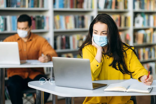 Aprendendo Durante Uma Pandemia Alunos Sentam Uma Distância Outro Com — Fotografia de Stock