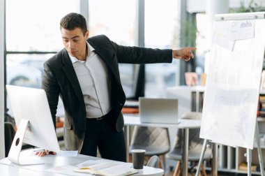 Kendine güvenen bir iş adamı, iş arkadaşlarıyla görüntülü görüşme yaparak projeyi tartışıyor. Başarılı erkek istihdam sunumu, çevrimiçi konferans sırasında iş raporu sunumu