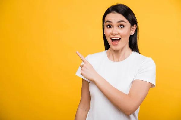 Emocionado Sorprendido Caucásico Hermosa Mujer Morena Una Camiseta Blanca Señala — Foto de Stock