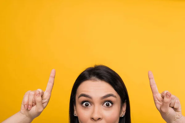 Primer Plano Emocionado Mujer Morena Caucásica Feliz Señalar Los Dedos — Foto de Stock