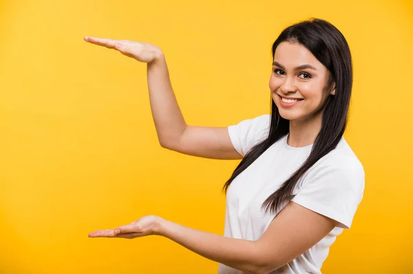 Sonriente Joven Mujer Caucásica Camiseta Blanca Básica Mostrando Gesto Con — Foto de Stock