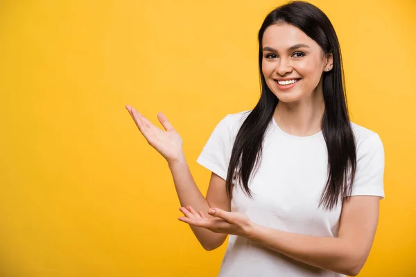 Lächelnde Fröhliche Junge Brünette Frau Weißem Shirt Die Hände Freundlich — Stockfoto