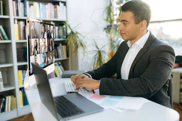 Reunião Online Líder Negócios Hispânico Atraente Comunicar Com Colegas Negócios — Fotografia de Stock