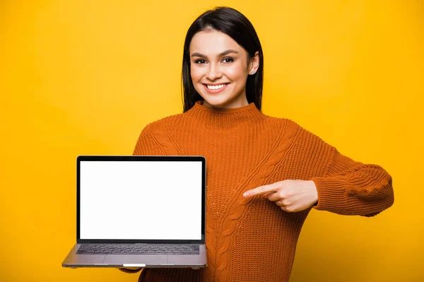 Ung Leende Kaukasiska Brunett Kvinna Klädd Orange Tröja Håller Laptop — Stockfoto