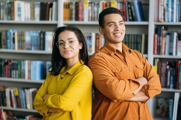 Porträt Multiethnischer Studenten Universitätsfreunde Die Kamera Schauend Und Lächelnd Schöner — Stockfoto