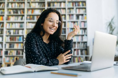 Kadın internet üzerinden iş eğitimi öğreniyor.