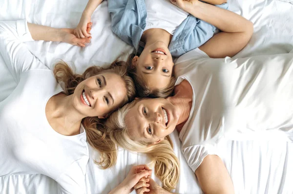 Bovenaanzicht Portret Van Vrolijke Oma Dochter Kleindochter Liggend Het Bed — Stockfoto