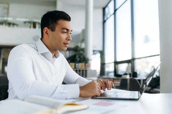 Självsäker Affärsman Formell Vit Skjorta Sitter Moderna Kontor Använder Laptop — Stockfoto