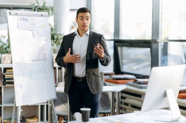 Video brifinginde kendine güvenen İspanyol adam yeni strateji ve iş planı hakkında konuşuyor. İş dünyası lideri meslektaşlarıyla projeyi tartışıyor, video konferansı ile ilgili çalışma raporunu sunuyor