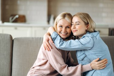 Mutlu beyaz anne kız aile, portre arkadaşlığını sever.