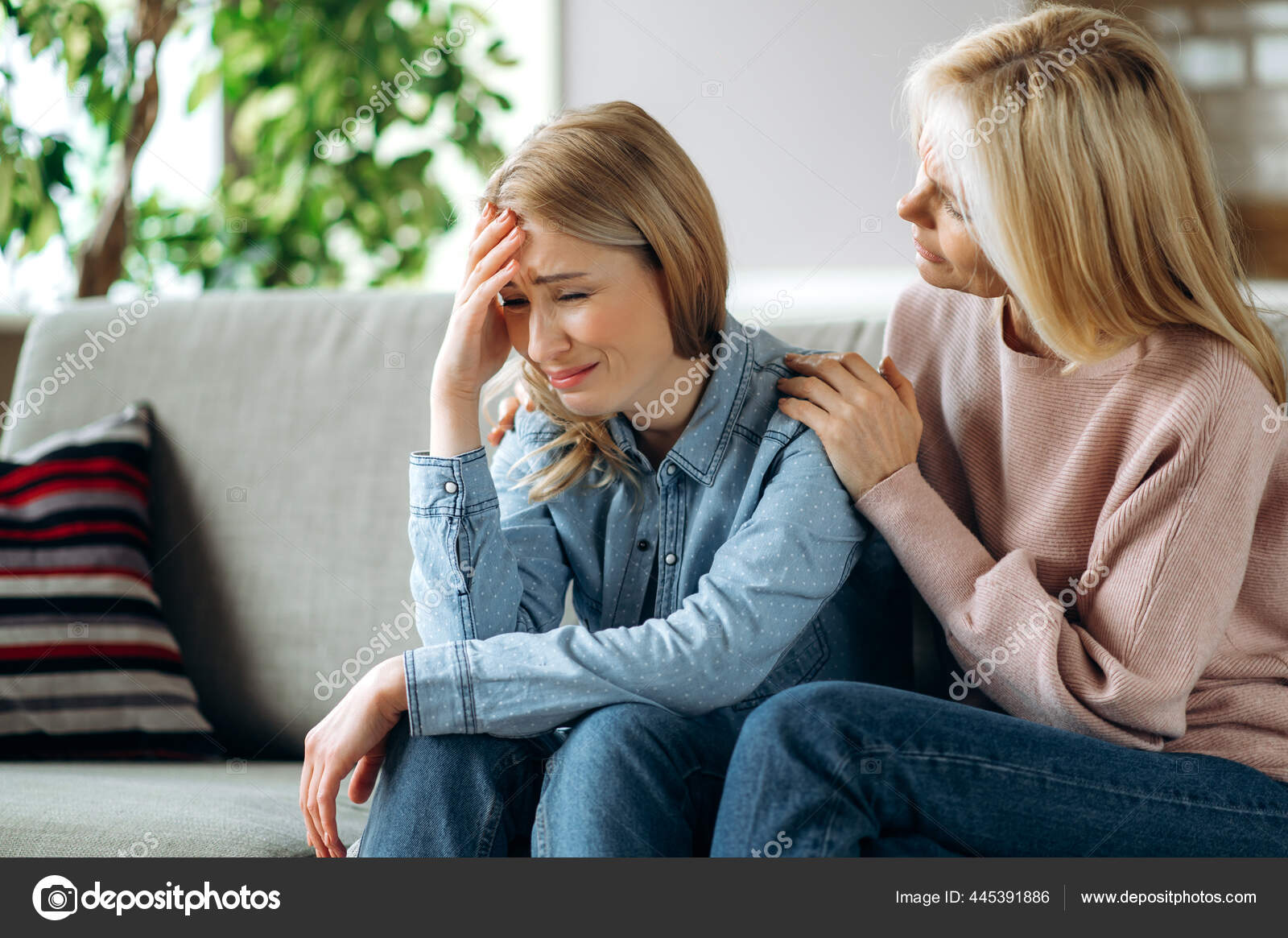зрелые мамы Беспокоится зрелая мать дочь проблема поддержки грустно — Стоковое фото © thelivephotos #445391886