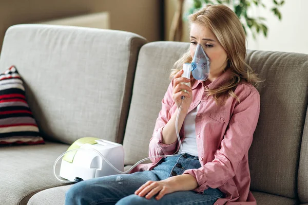 Een Bezorgde Blanke Vrouw Met Een Inhalator Ongezonde Vrouw Die — Stockfoto