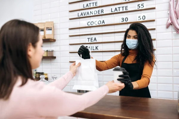 Bem-vindo mulher aberta garçonete barista proprietário pequeno negócio para ir — Fotografia de Stock