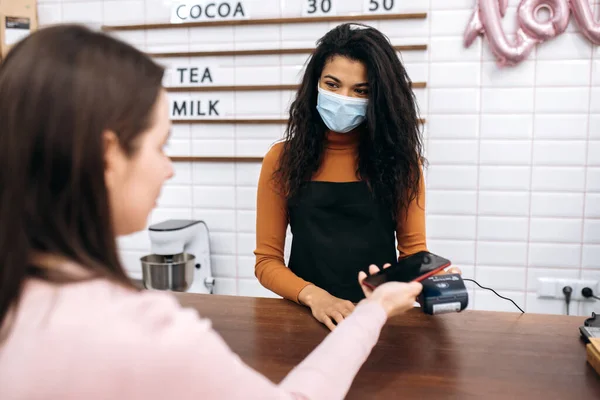 Pagamento Sem Contacto Barista Garçonete Afro Americano Terminal Cliente Para — Fotografia de Stock