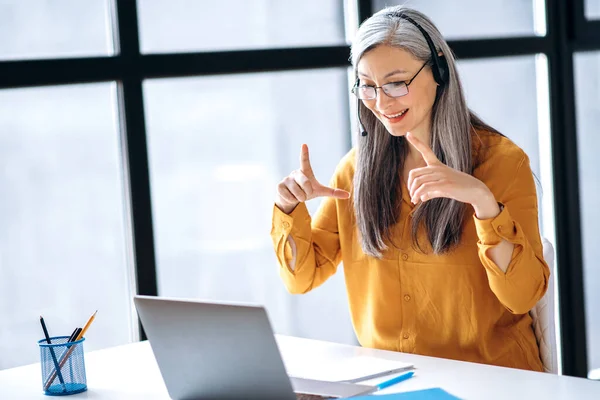 Asiatisk kvinna företag online möte virtuell bärbar dator mogen — Stockfoto