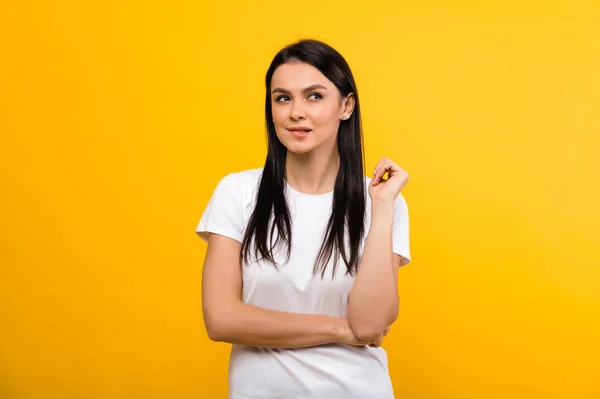 Bastante Sonriente Mujer Morena Caucásica Pensativa Camiseta Básica Blanca Mirando — Foto de Stock