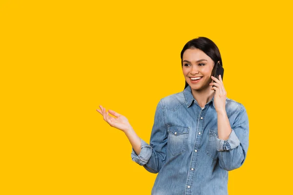 Berbicara Melalui Telepon Wanita Kaukasia Yang Puas Berbicara Melalui Smartphone — Stok Foto