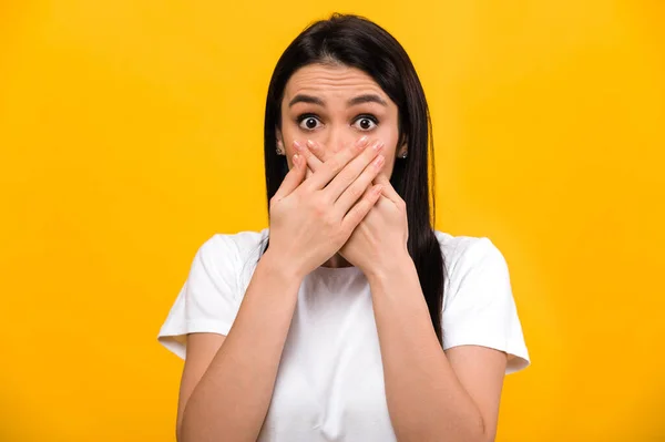 Foto Chockad Förvånad Kaukasiska Brunett Flicka Grundläggande Vit Shirt Står — Stockfoto