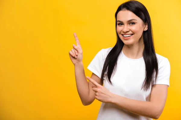 Foto Nöjd Positiv Söt Kaukasisk Flicka Pekar Tomma Rymden Står — Stockfoto