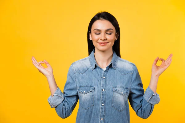 Foto Uma Jovem Branca Muito Positiva Com Olhos Fechados Medita — Fotografia de Stock