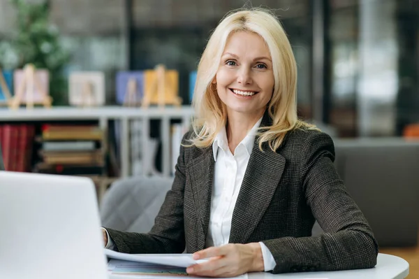 Portret Van Gelukkige Succesvolle Zakenvrouw Formele Kleding Het Werk Stijlvolle — Stockfoto