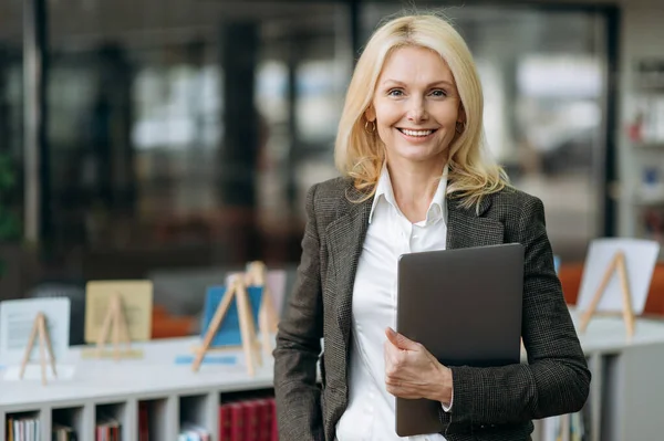 Portrait Influential Elegant Businesswoman Blonde Hair Stylish Formal Suit Happy — Stock Photo, Image