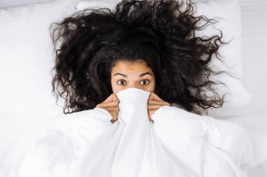 Kadın Afro-Amerikan telefon keyfi.