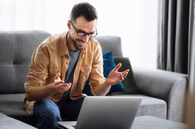 Uzak bir iş adamı serbest çalışan ofis video çağrısı