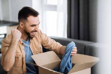 Paket alışverişi yapan adam teslimat blogcusu