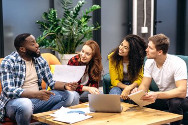 İş adamları kadın-erkek brifing grubu için çalışır.