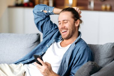 Adamın serbest stili internetteki Kafkasyalı.