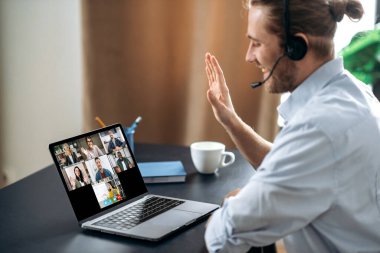 Adamın serbest stili Kafkasyalı online laptop görüntüsü.