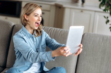 Beyaz kadın gülüşü Genç yetişkin kadın tableti çevrimiçi