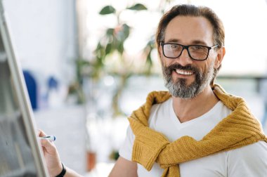 Ofisteki insanlar gülümsüyor.