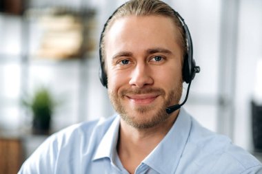 Adam serbest çalışan Kafkas tarzı online öğrenci ceo portresi özgüvenli video çağrısı