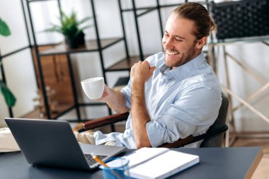 Adam serbest çalışan Kafkas tarzı online öğrenci CEO 'su.