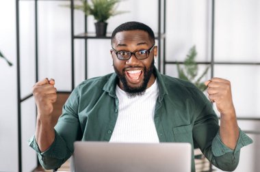 Afro-Amerikan portresi. Çekici iş dünyası çalışanı bilgisayarı.