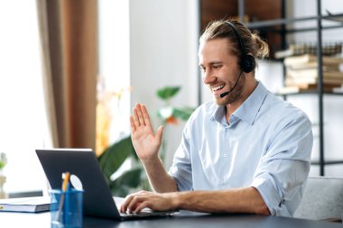 Adamın serbest stili Kafkasyalı online laptop görüntüsü.