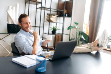 Adam serbest çalışan Kafkas tarzı online öğrenci CEO 'su.