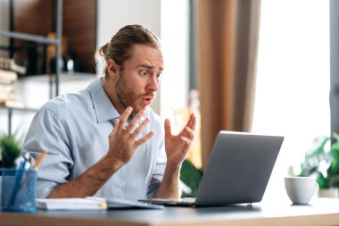 Adam serbest çalışan Kafkas tarzı online öğrenci CEO 'su.