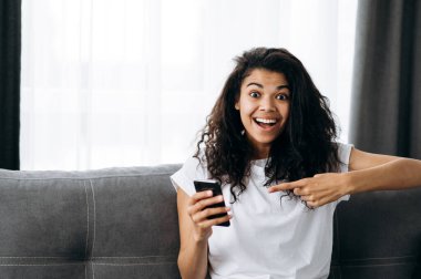 Kadın Afro-Amerikan telefon keyfi.