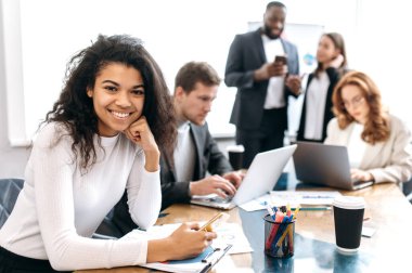 İş adamları kadın erkek brifinginde çalışır.