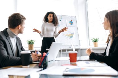 İş adamları kadın erkek brifinginde çalışır