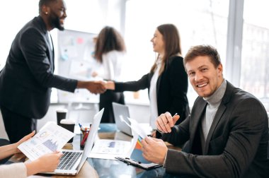 İş adamları kadın erkek brifinginde çalışır.