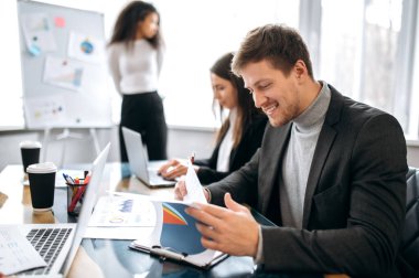 İş adamları kadın erkek brifinginde çalışır.