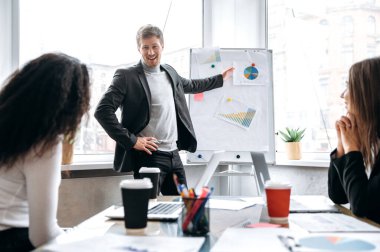 İş adamları kadın erkek brifinginde çalışır