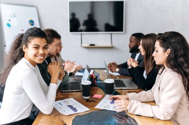 İş adamları kadın erkek brifinginde çalışır.