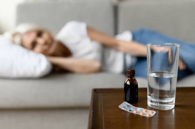 İnsanlar her gün evde otururlar.