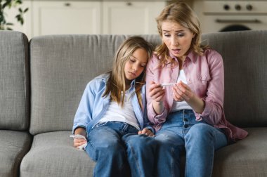 Hastalık evde oturur kadın kanepede.